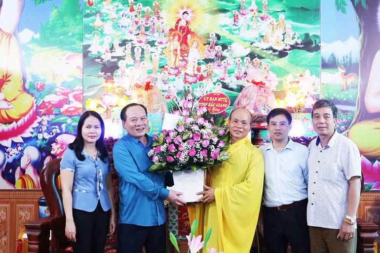 Lãnh đạo Ủy ban MTTQ tỉnh thăm, tặng hoa chúc mừng Ban Trị sự Giáo hội Phật giáo tỉnh nhân dịp lễ...